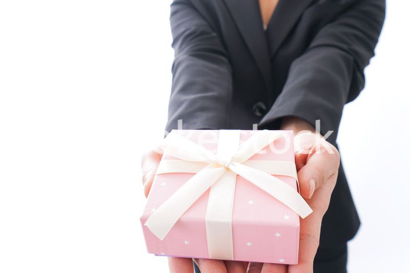 プレゼントを渡す女性