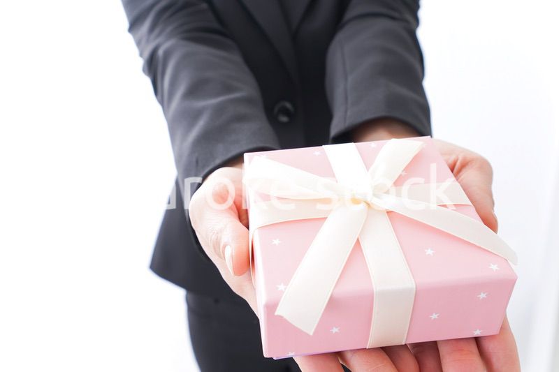 プレゼントを渡す女性