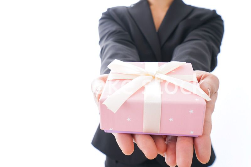 プレゼントを渡す女性
