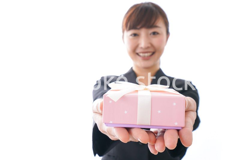 プレゼントを渡す女性