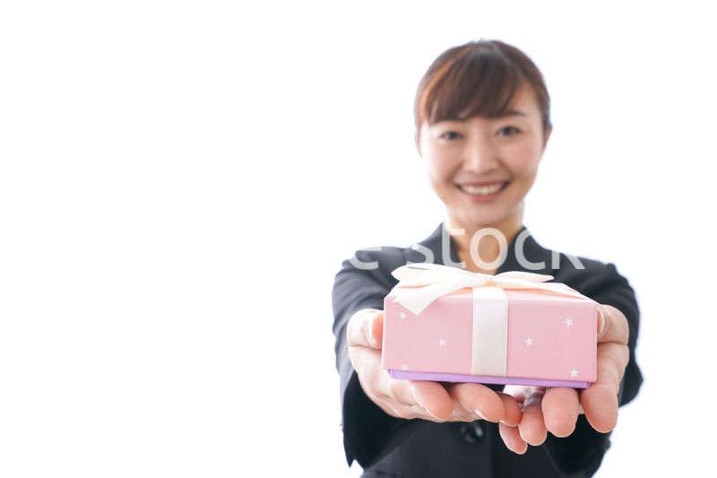 プレゼントを渡す女性