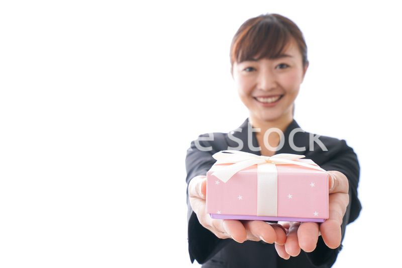 プレゼントを渡す女性