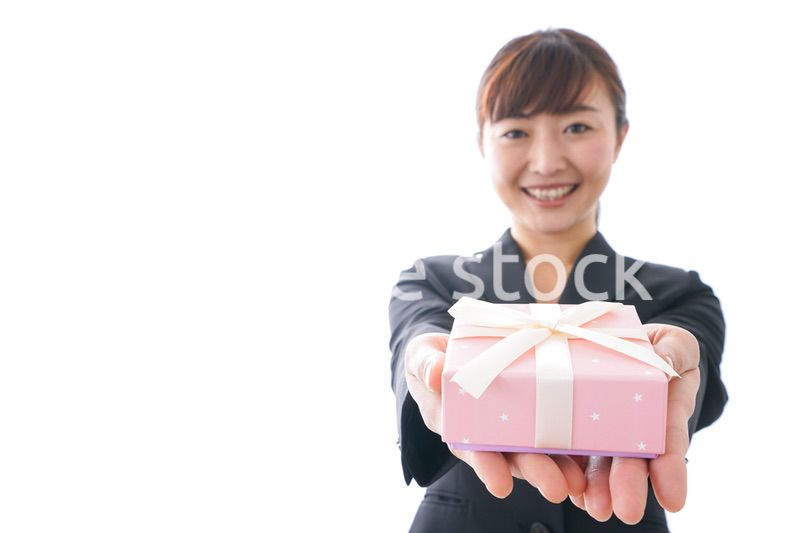 プレゼントを渡す女性