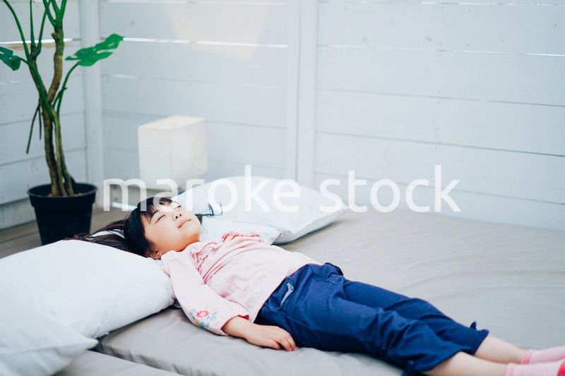 一人で寝る小さな女の子