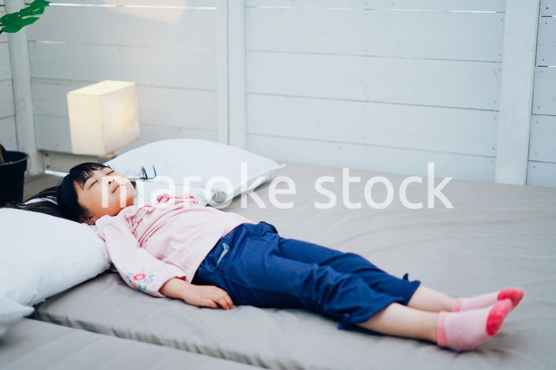 一人で寝る小さな女の子