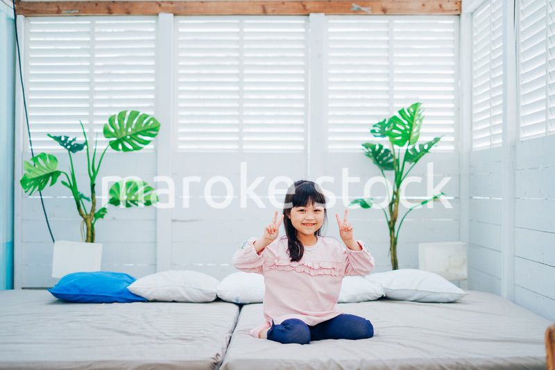 一人で寝る小さな女の子