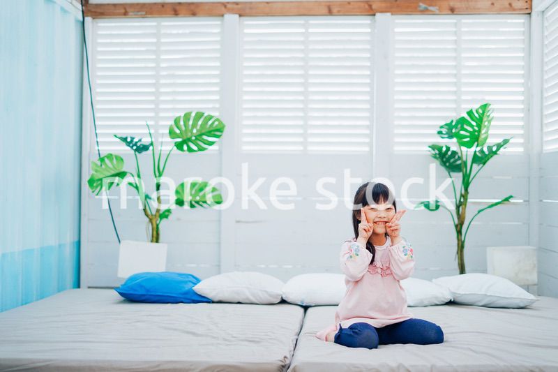 一人で寝る小さな女の子