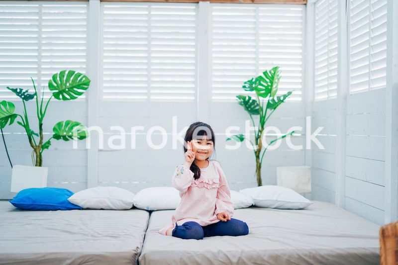 一人で寝る小さな女の子