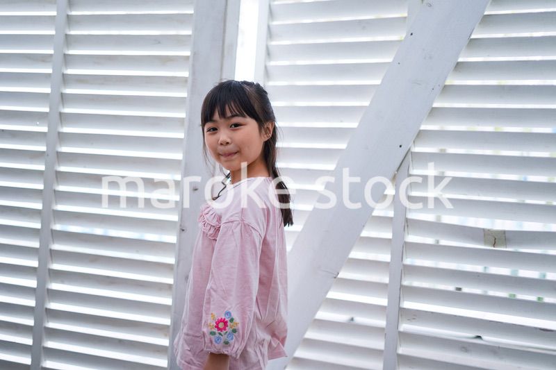 リゾートで遊ぶ小さな女の子