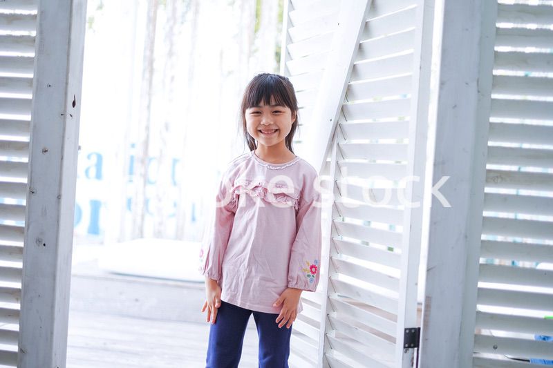 リゾートで遊ぶ小さな女の子