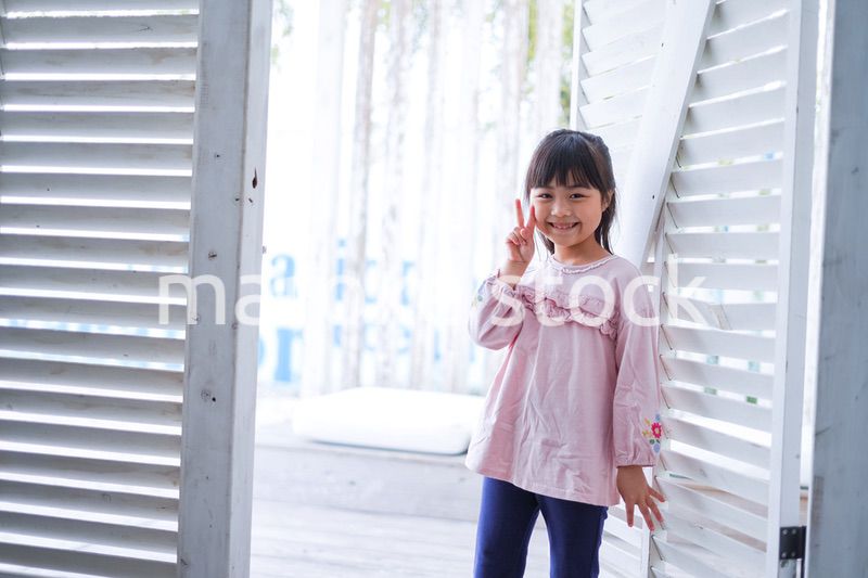 リゾートで遊ぶ小さな女の子