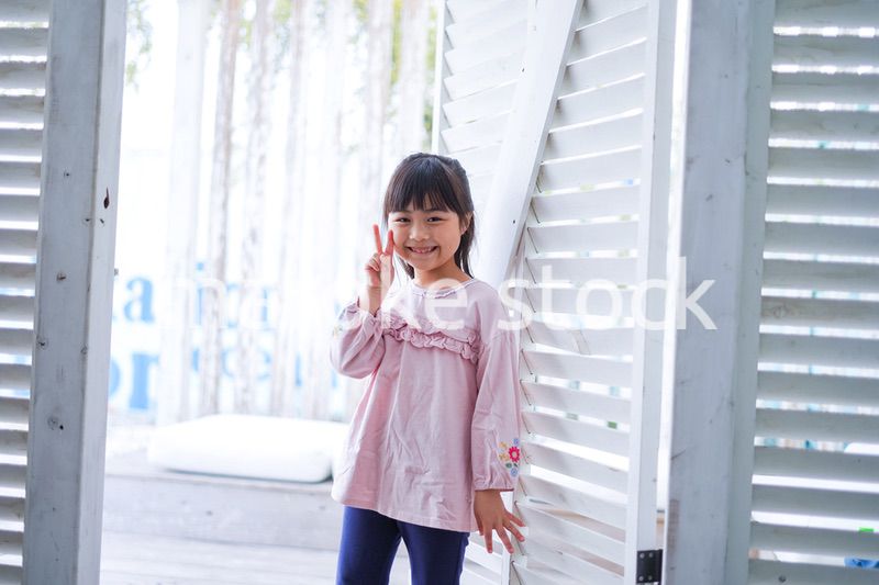 リゾートで遊ぶ小さな女の子