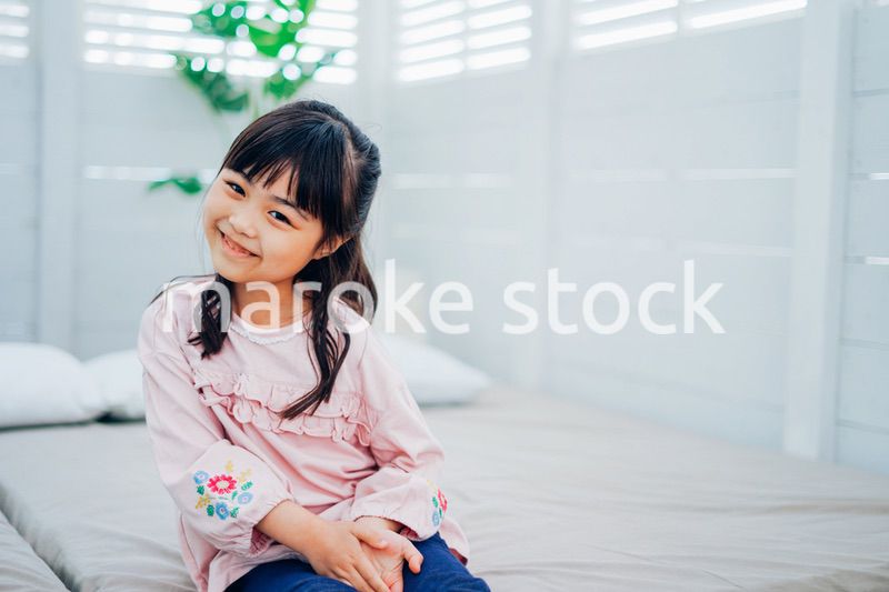 一人で寝る小さな女の子