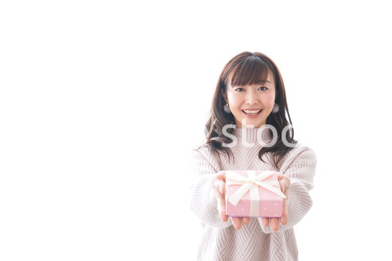 プレゼントを渡す女性