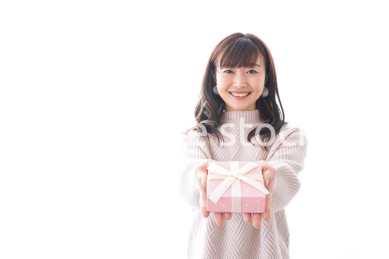 プレゼントを渡す女性
