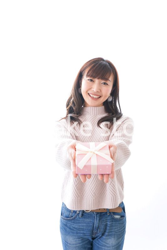 プレゼントを渡す女性