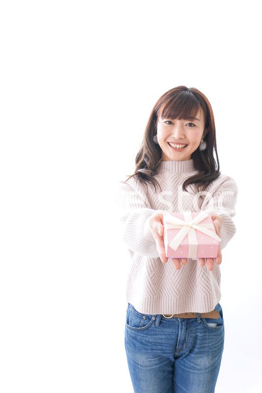 プレゼントを渡す女性