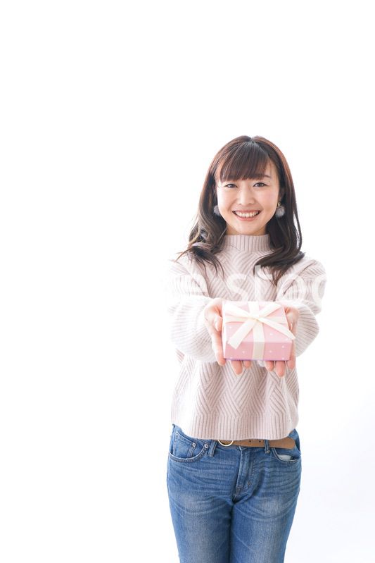 プレゼントを渡す女性