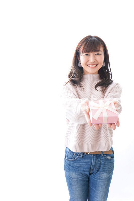 プレゼントを渡す女性