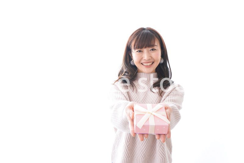 プレゼントを渡す女性