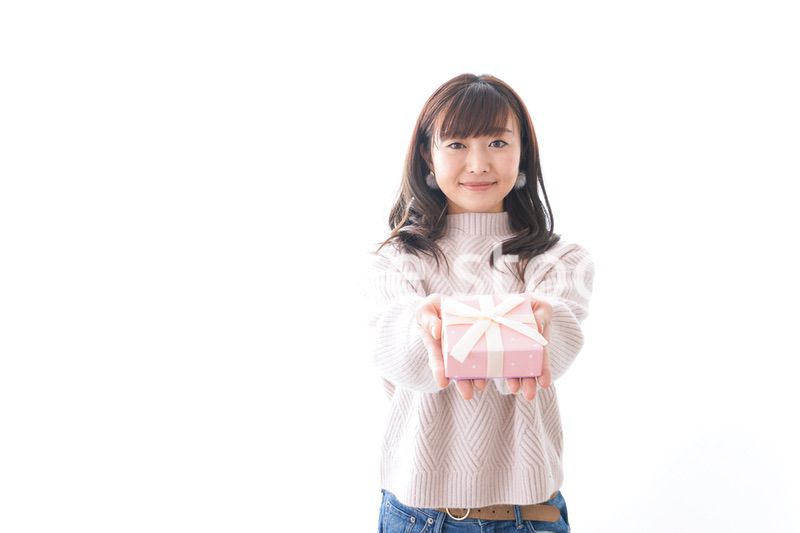 プレゼントを渡す女性