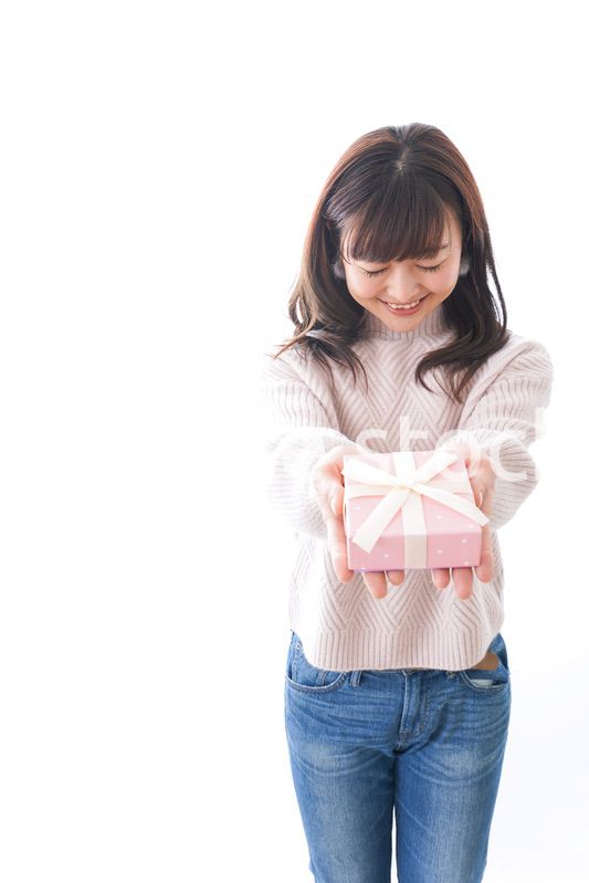 プレゼントを渡す女性