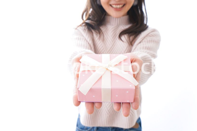 プレゼントを渡す女性