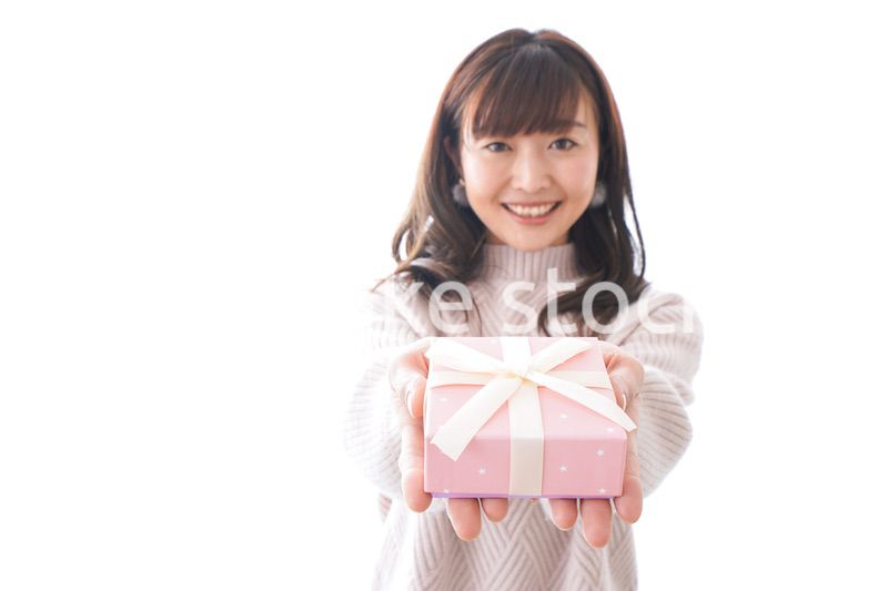 プレゼントを渡す女性