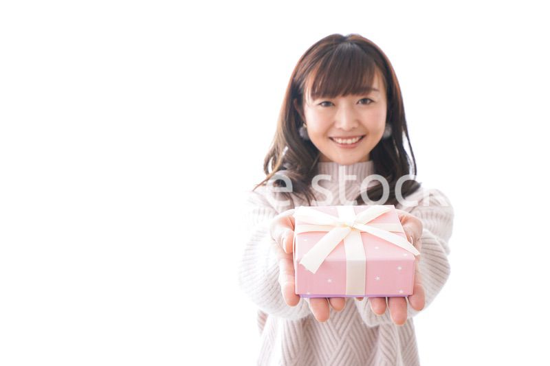プレゼントを渡す女性