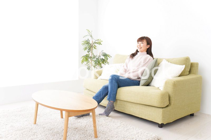 自宅でリラックスをする若い女性