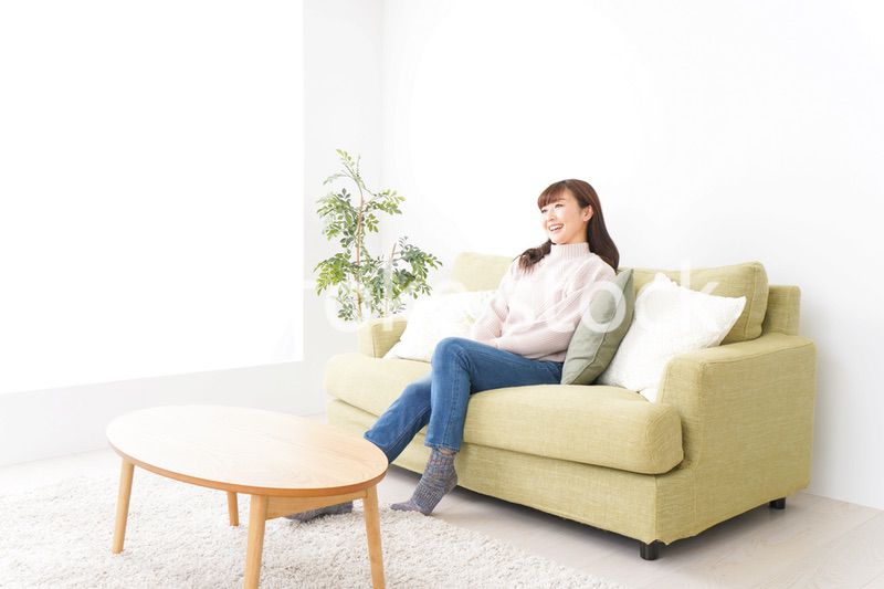 自宅でリラックスをする若い女性