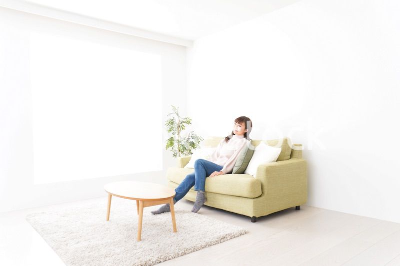自宅でリラックスをする若い女性