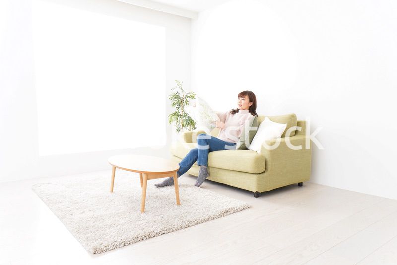 自宅でリラックスをする若い女性