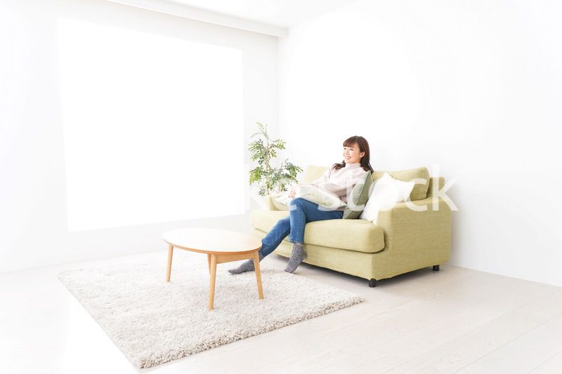 自宅でリラックスをする若い女性