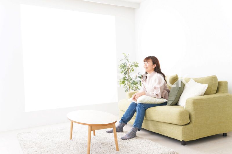 自宅でリラックスをする若い女性