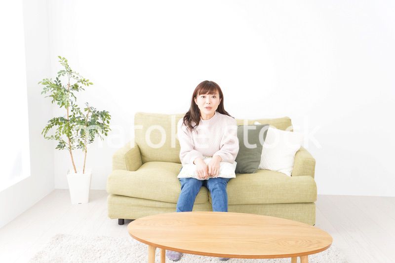 自宅でリラックスをする若い女性