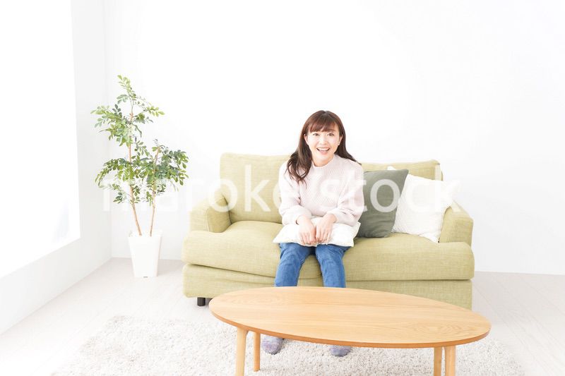 自宅でリラックスをする若い女性