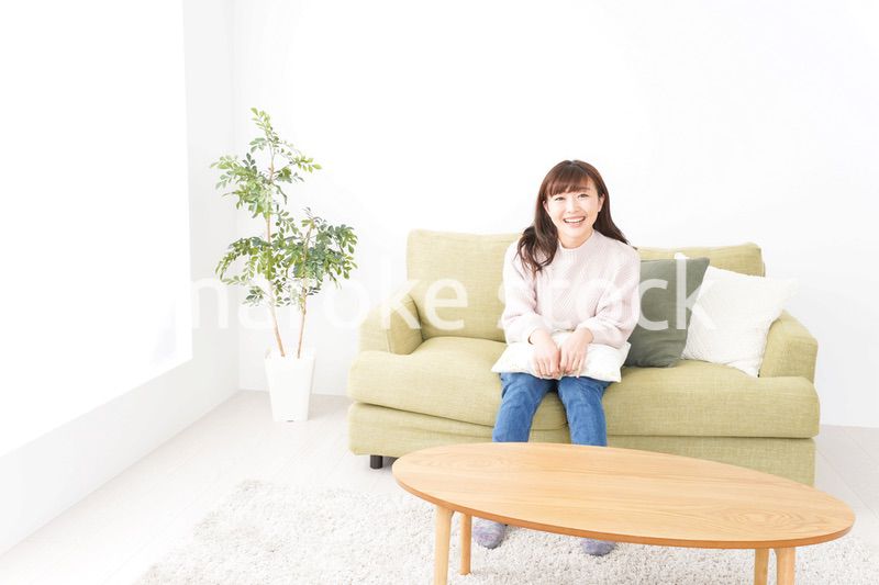 自宅でリラックスをする若い女性