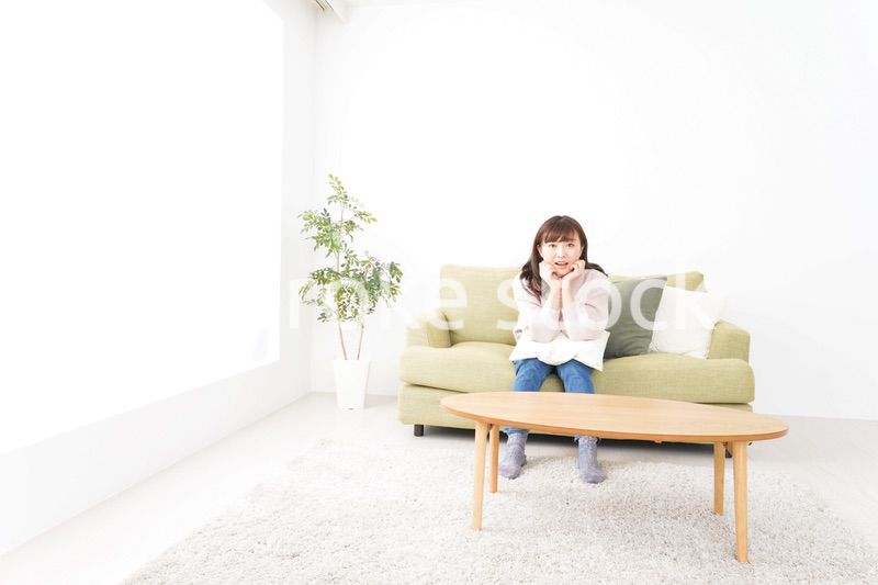 自宅でリラックスをする若い女性