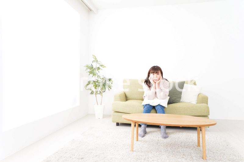 自宅でリラックスをする若い女性