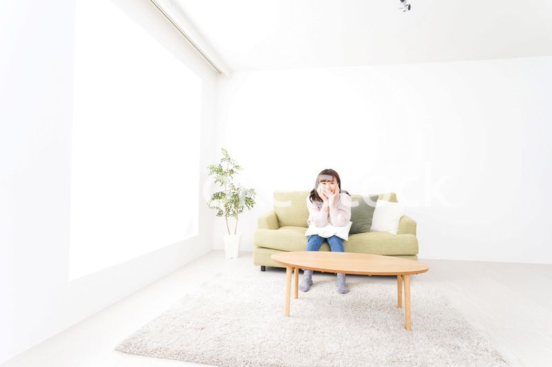 自宅でリラックスをする若い女性