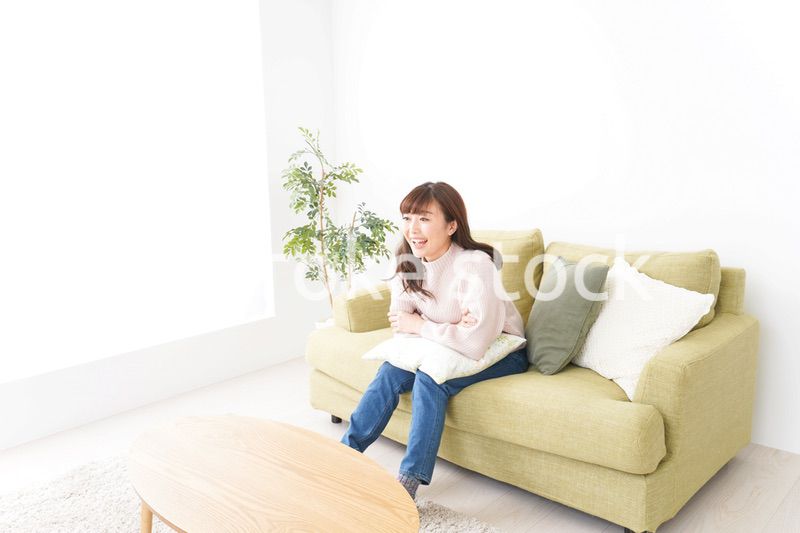 自宅でリラックスをする若い女性