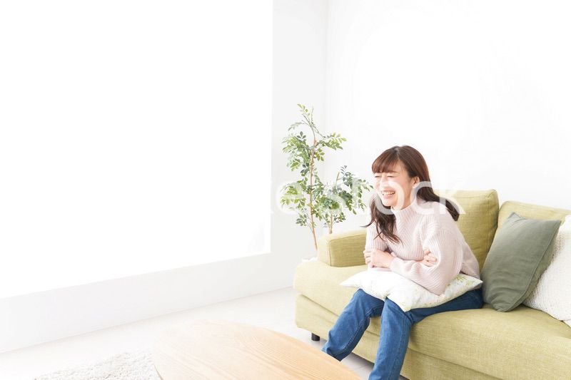 自宅でリラックスをする若い女性