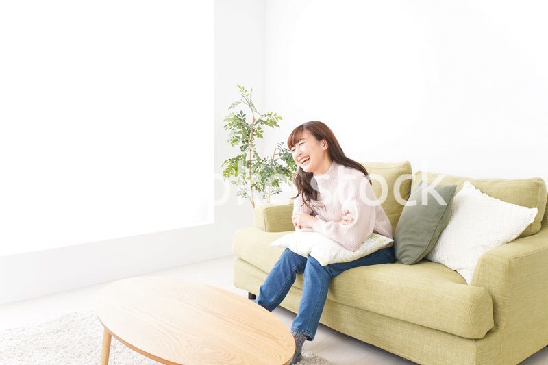 自宅でリラックスをする若い女性