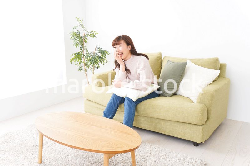 自宅でリラックスをする若い女性