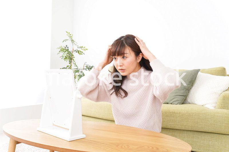 髪の毛のケアをする若い女性