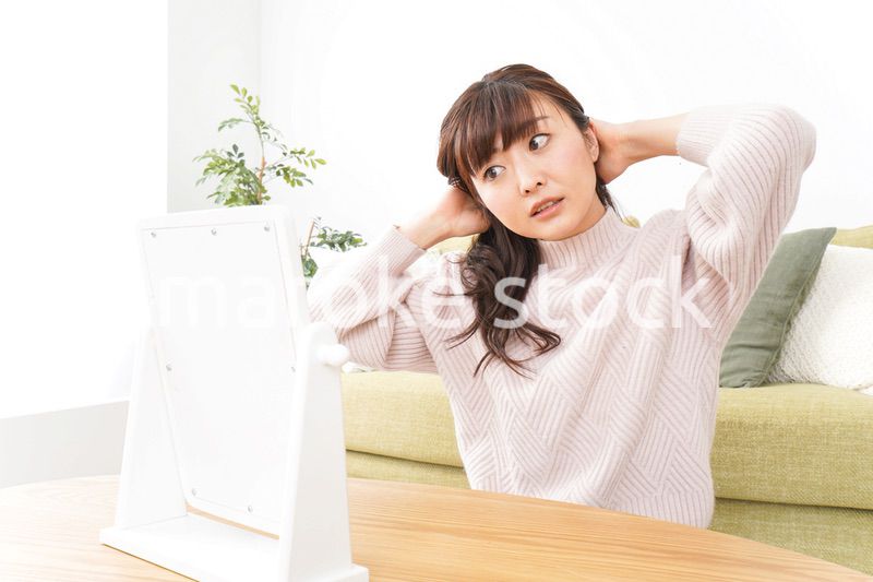 髪の毛のケアをする若い女性