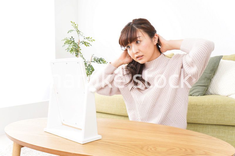 髪の毛のケアをする若い女性