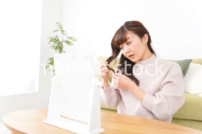 髪の毛のケアをする若い女性