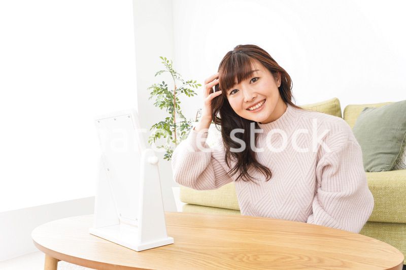 髪の毛のケアをする若い女性